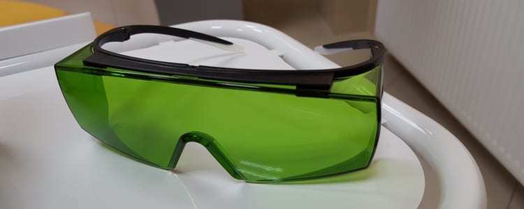 Podczas wybielania laserwoego stosowane są specjalne okulary ochronne.